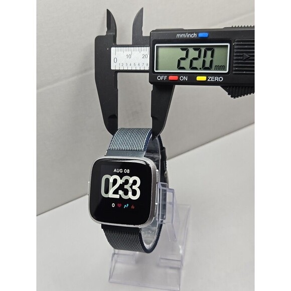 Fitbit Versa FB504 Smartwatch Fitness Heart Rate Bluetooth Extr Bands No Charger - Picture 6 of 13